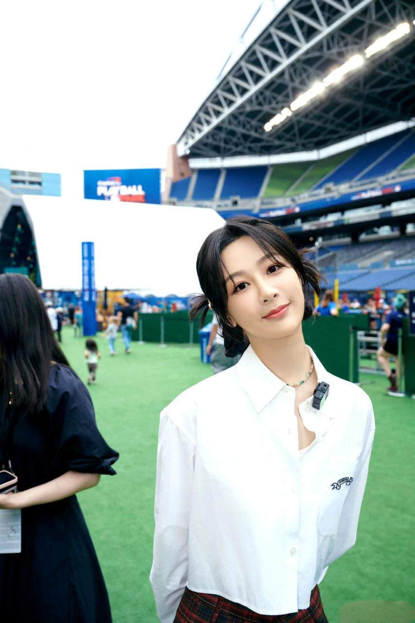 杨紫近期海外路透照 白衬衫,格子裙,双马尾 作为mlb棒球大使,杨紫近日