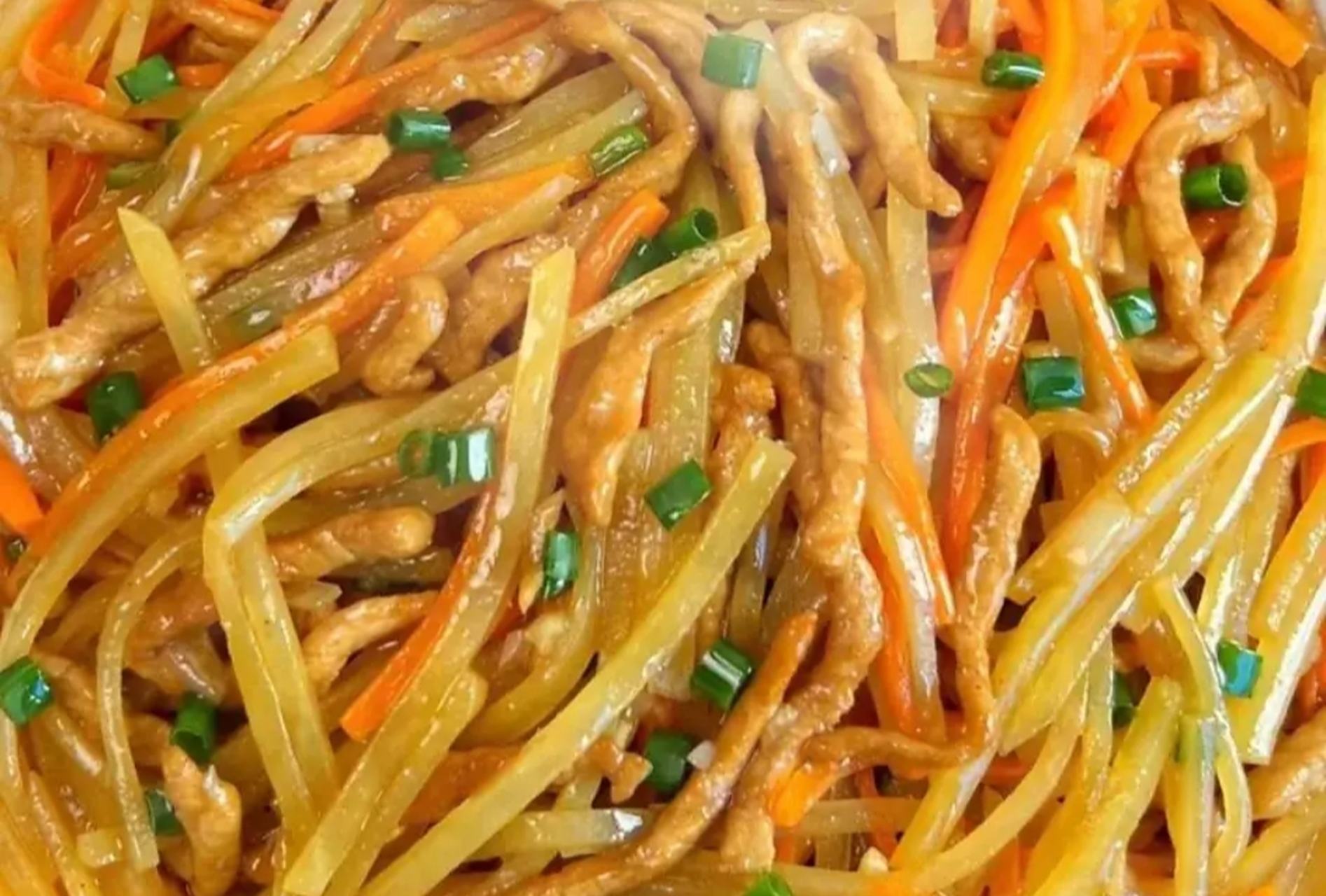 我的美食分享#  土豆胡萝卜丝炒肉丝  食材准备:瘦肉,土豆,胡萝卜