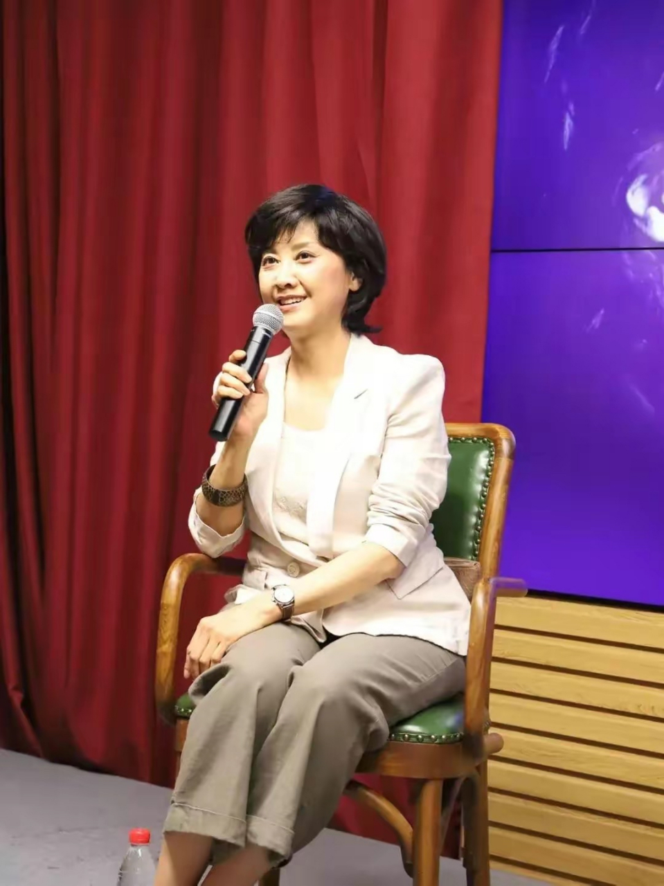 都是70岁,朱琳不整容还那么漂亮,整个人看起来真的是太优雅了吧,她的