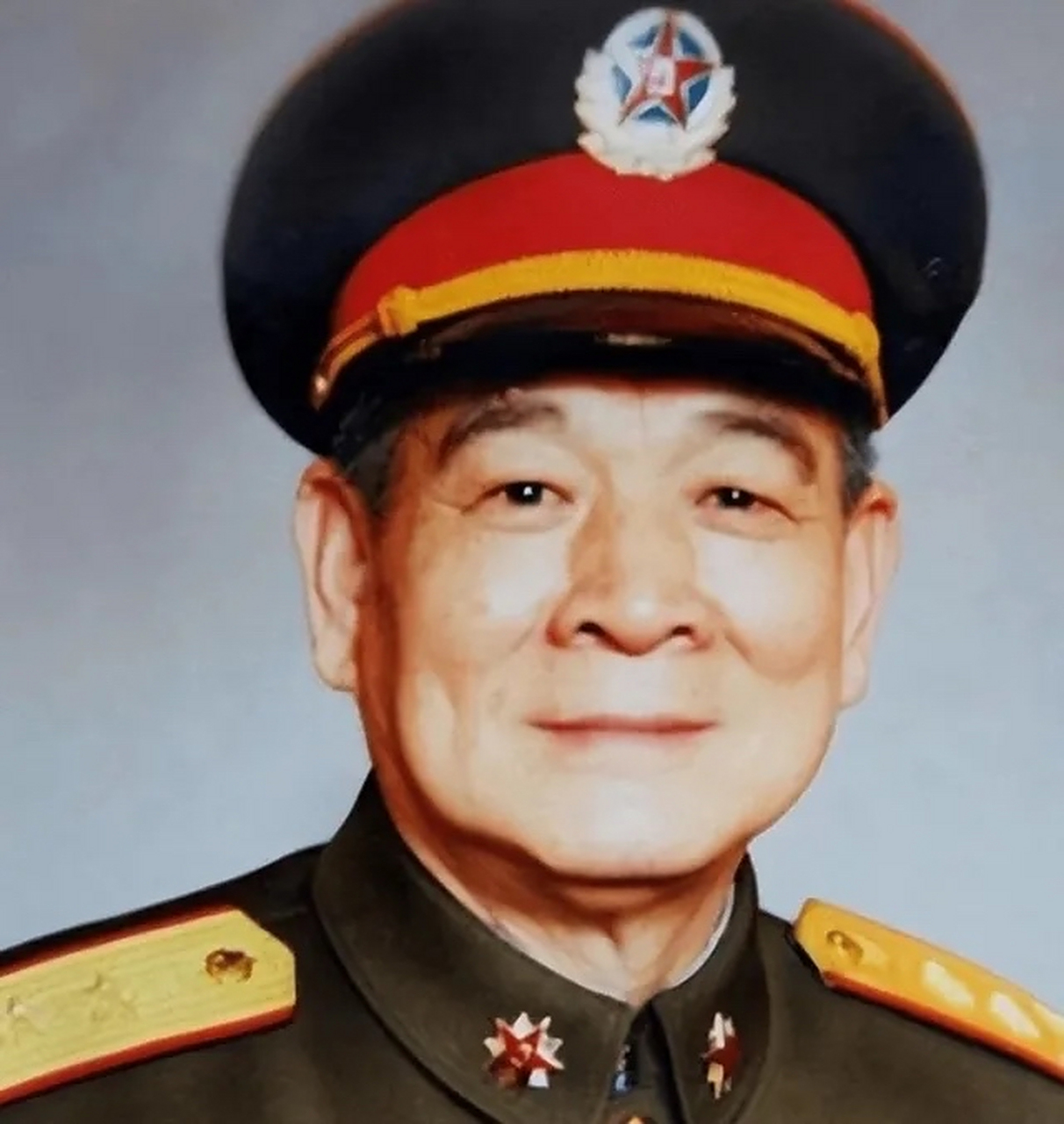 [下雨]1975年正在训练的王英洲突然被军长叫去办公室,他忐忑是不是来