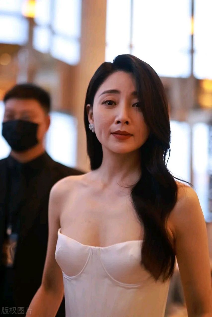 殷桃亮相上海,她这次搭配了一身很漂亮的抹胸装,秀出了迷人的香肩,看