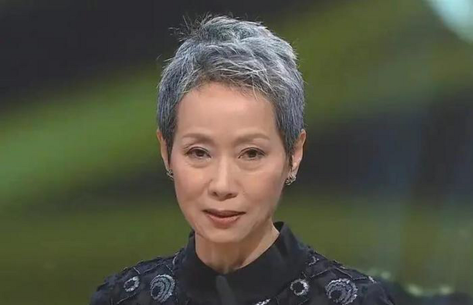 相比于白娘子赵雅芝还在不服老,疯狂的扮嫩,许仙叶童这淡然的接受自己