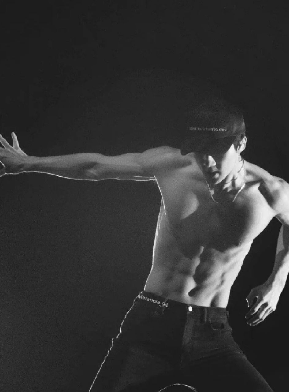 不会还有人没看过吴世勋的腹肌吧