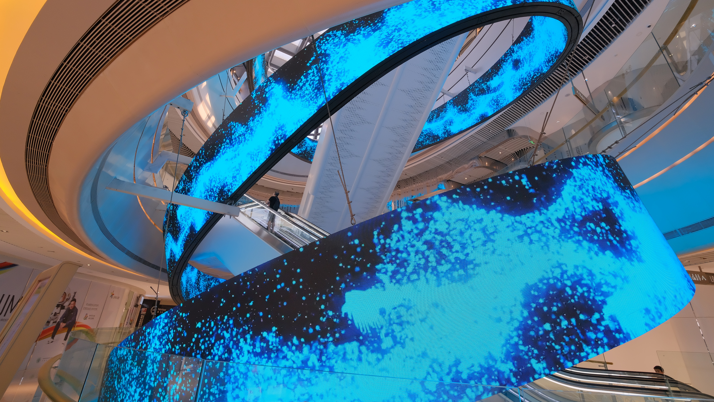 海珠又一著名地标,星寰广场漂亮的灯带#最美的风景在路上# #小锋玩