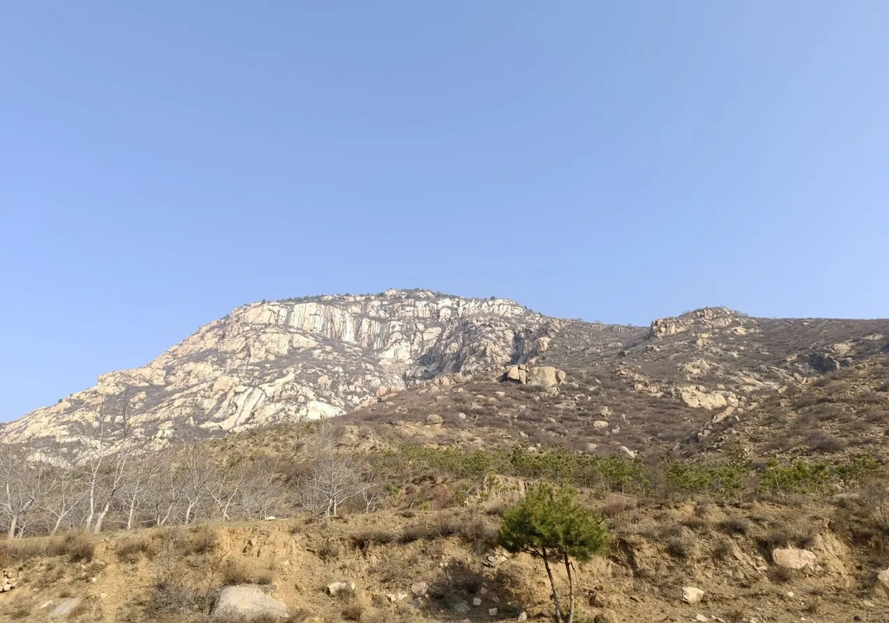 登古交二龙山,另寻一路至云端. 寺院已毁余窑洞,壁画斑驳尚可观.