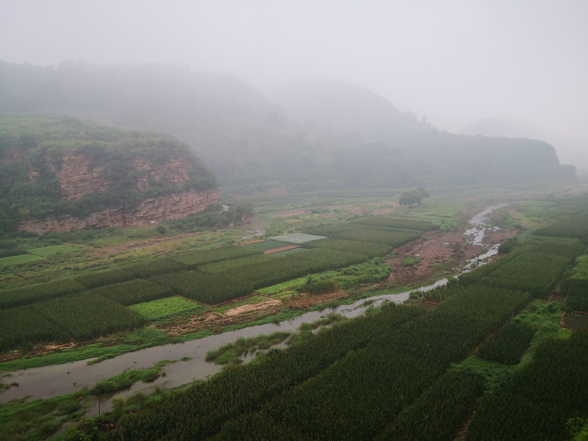 雨后大山图片