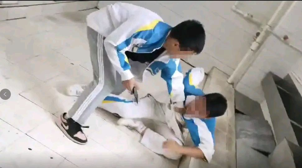 河南一中学生校内持刀捅伤同学,学校态度冷漠