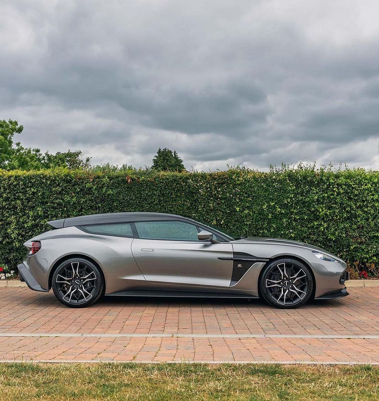 阿斯顿·马丁 vanquish zagato shooting brake 676767