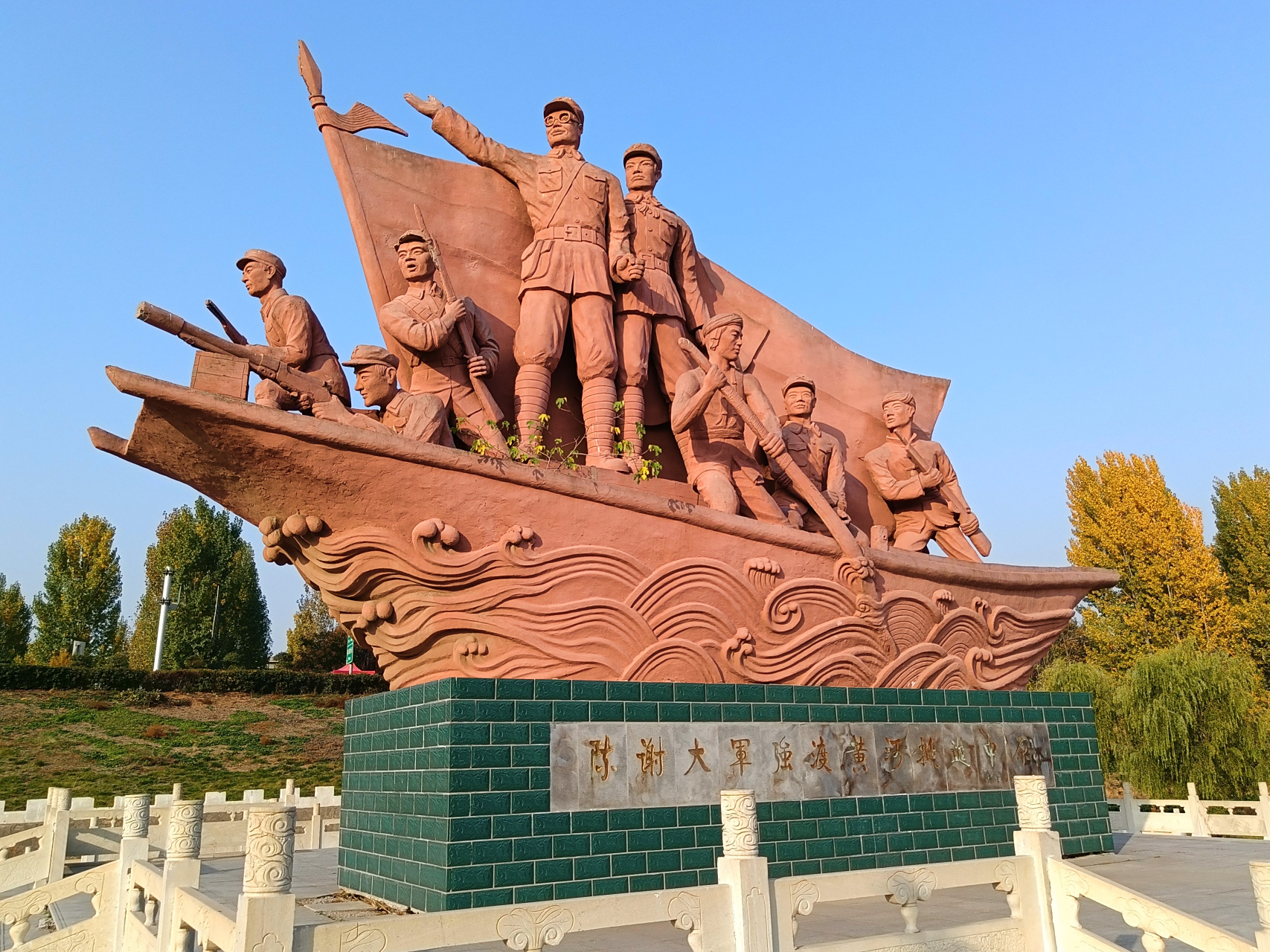 公园建在高速路口旁的村落口,有水有花草树木,但唯独缺少人气.