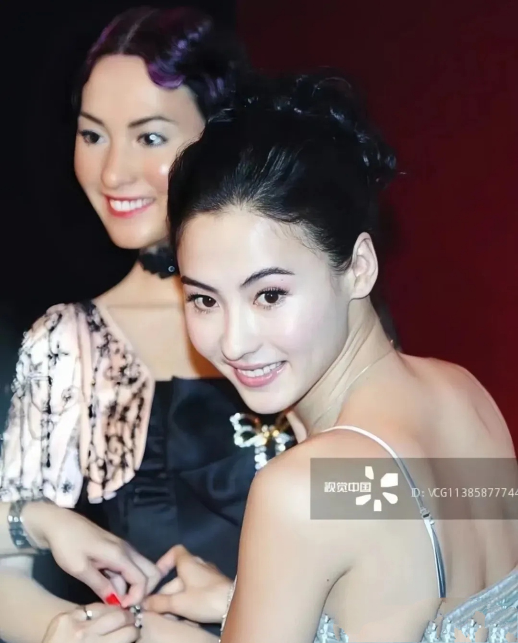 难怪很多人都说张柏芝太漂亮了,看她和自己的蜡像同框合影,她本人直接