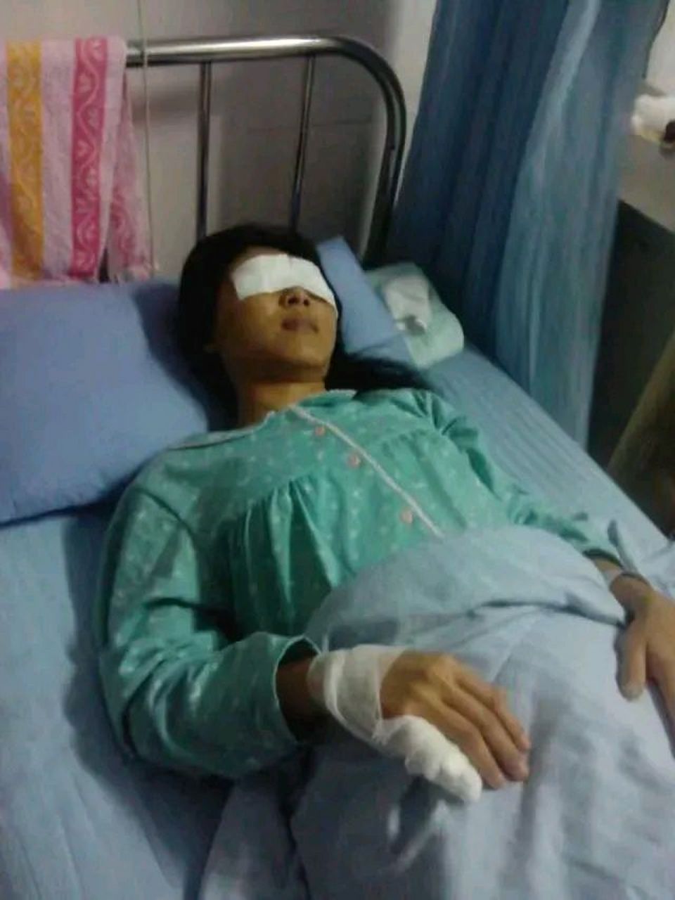 年轻女子出轨被抓,丈夫用车钥匙戳瞎她的双眼,眼球被丢弃到泥土中喂