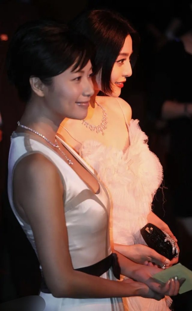 徐静蕾范冰冰和成龙同台亮相,徐静蕾和范冰冰各有千秋美美的