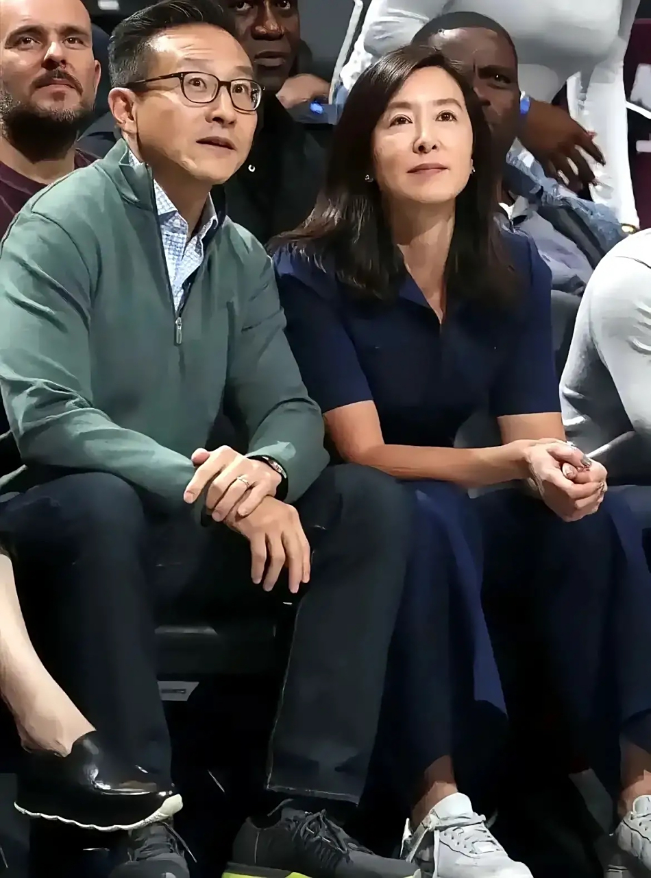 蔡崇信夫妇都是台湾人,太太吴明华的爷爷曾做过台北市长,而蔡先生的