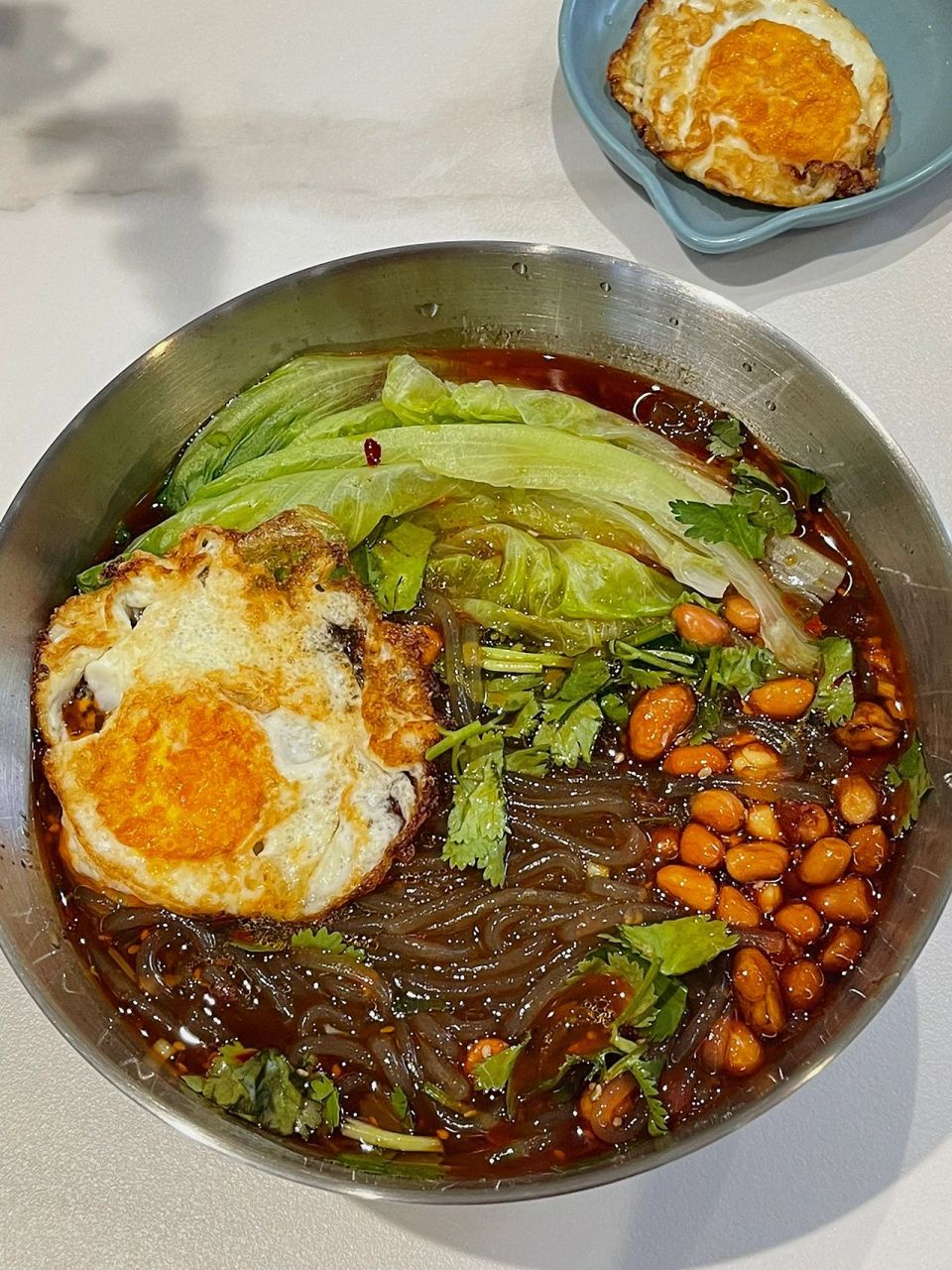 准备工作:烫熟生菜,煎荷包蛋,红薯粉煮熟,汤留着; 	 碗中下小米椒