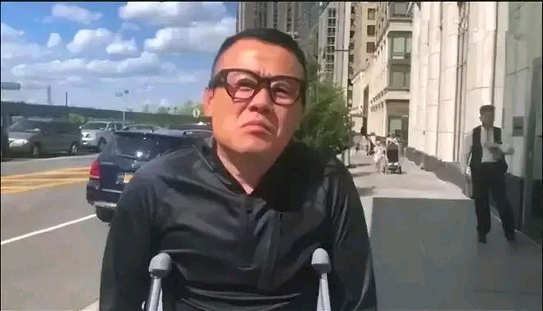 消失已久的海派清口作者周立波近日现身美国街头,拄着双拐,神态已老.