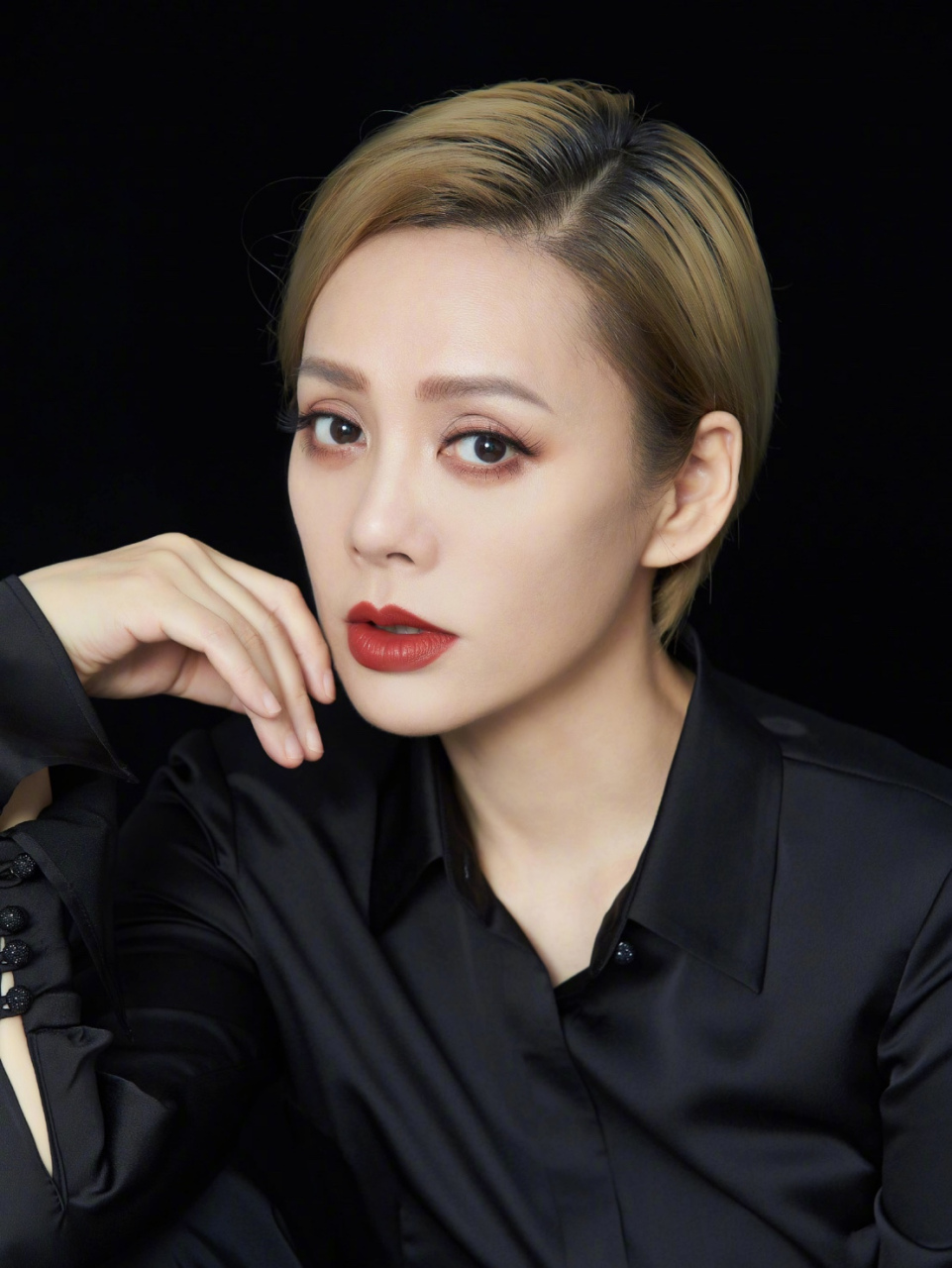 51岁的宁静现在混成了综艺咖,因为内娱没有合适的剧本给到50/60岁的女