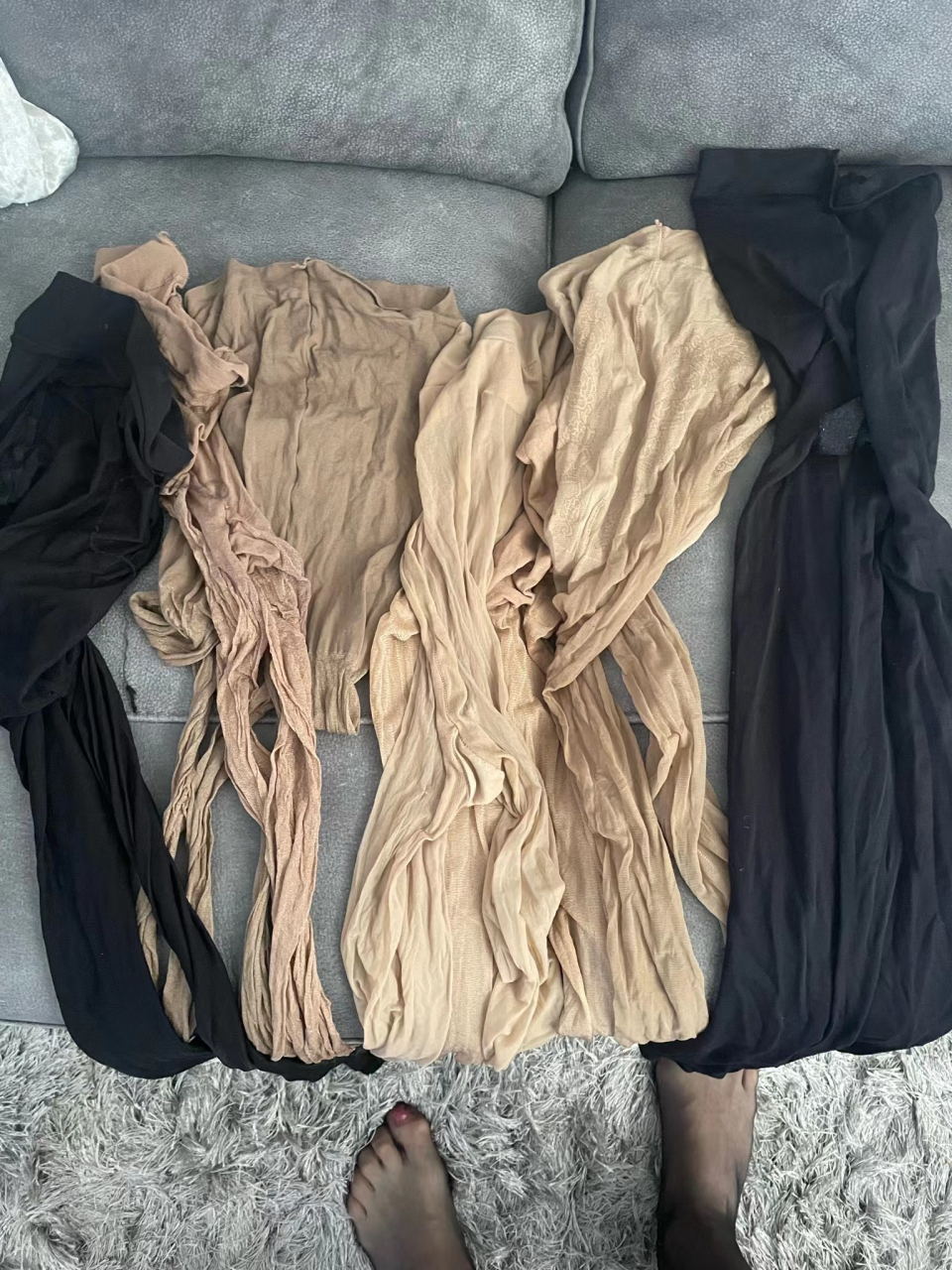 现在穿黑丝的越来越少,是不是过时了呢?#丝袜# #闲置# #时尚