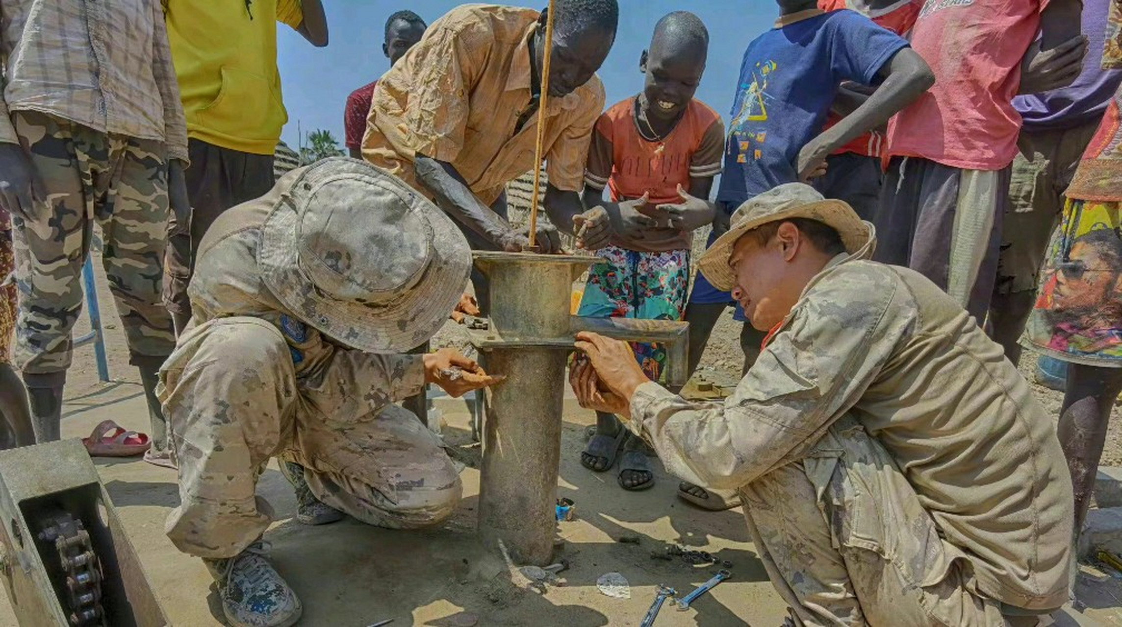 第一张图是解放军在非洲,这本来就是马里维和部队进行巡逻防卫 ,本职
