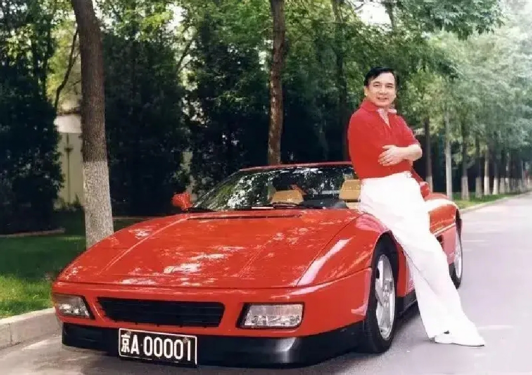 这是中国第一辆法拉利车主"李晓华"留下的一张罕见老照片,照片拍摄于