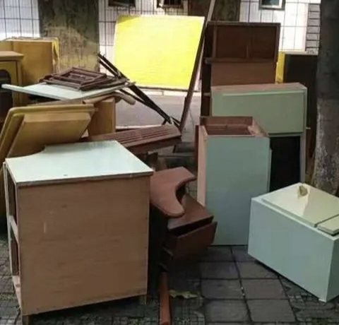 西安旧家具代扔,清理家具,代处理废旧家具,回收家电