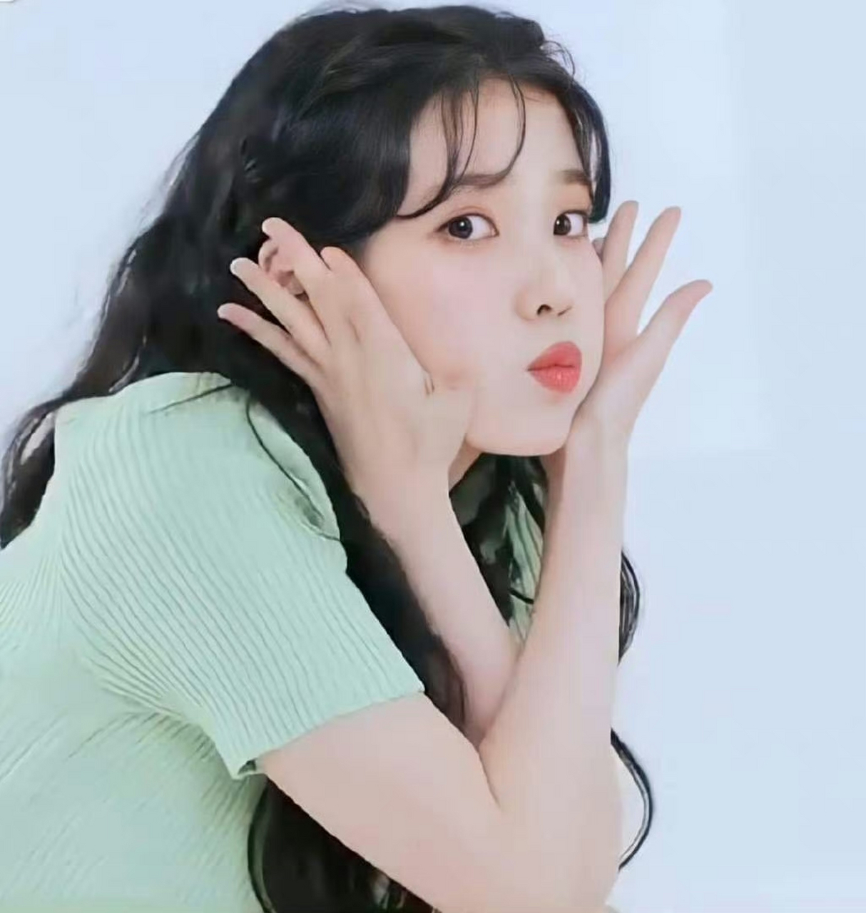 iu这套写真,显示出了满满的元气少女,青春活力无限可能!