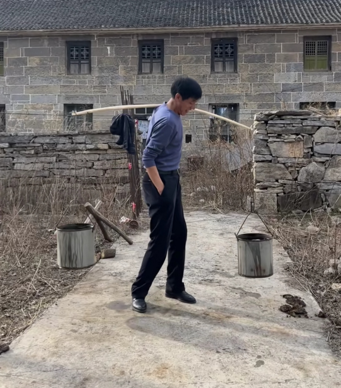 挑个水竟挑得这么美这么潇洒,可能小时候家里的水都是他挑的
