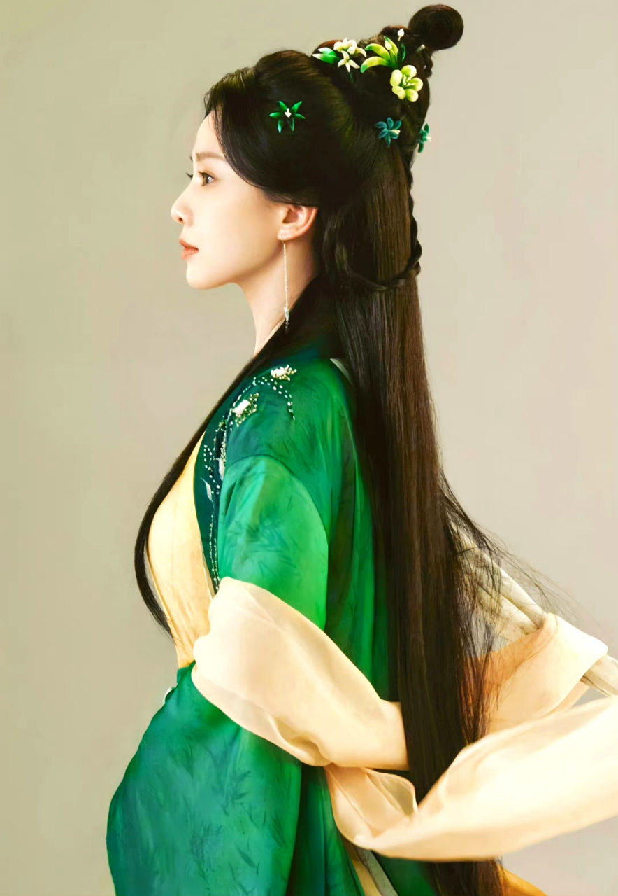 前期俏丽淡雅,这妆也只有刘诗诗才能驾驭,不愧是天选古人.