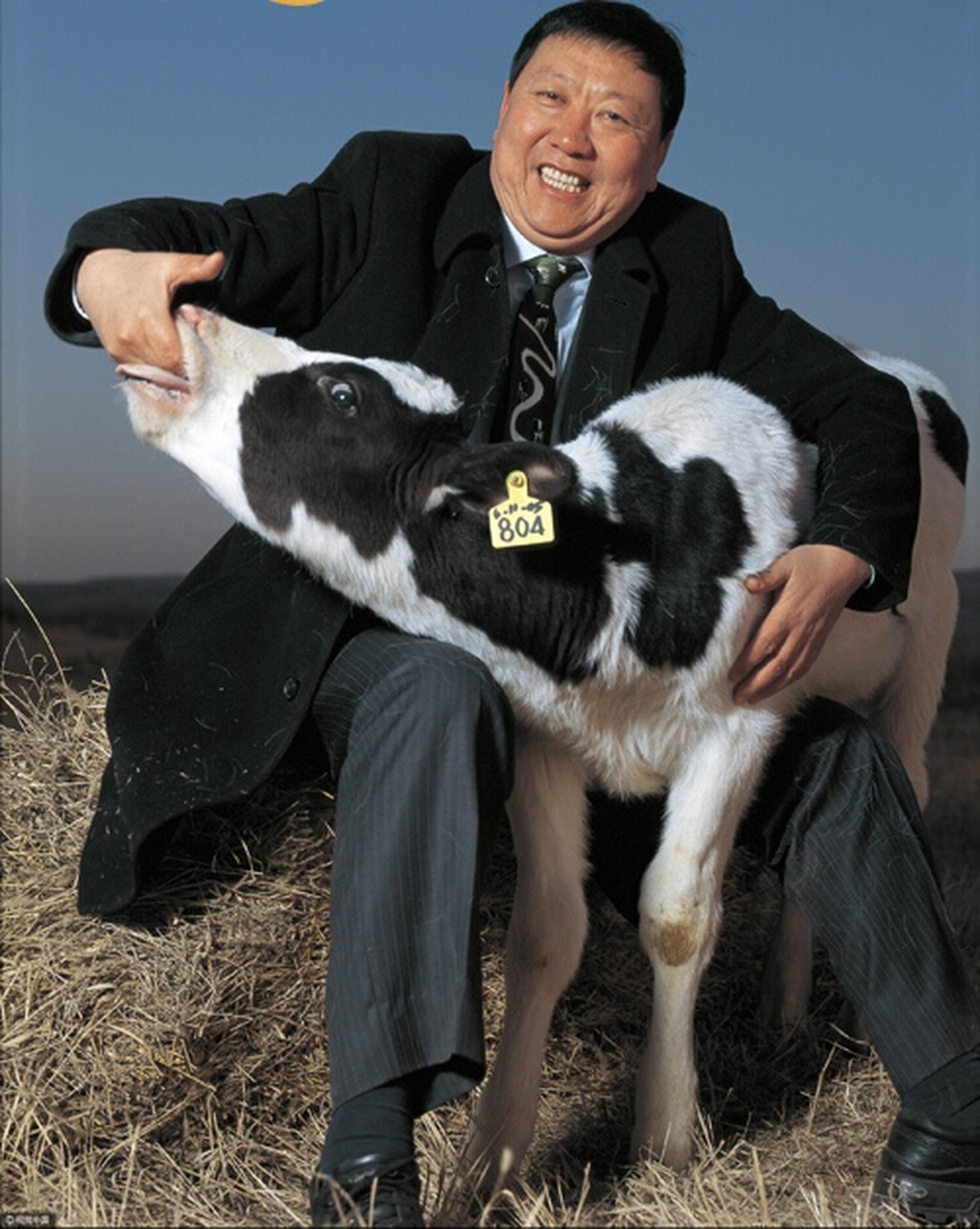 还在伊利工作的时候,因为业绩突出,公司决定奖励他一笔钱,让他买一部