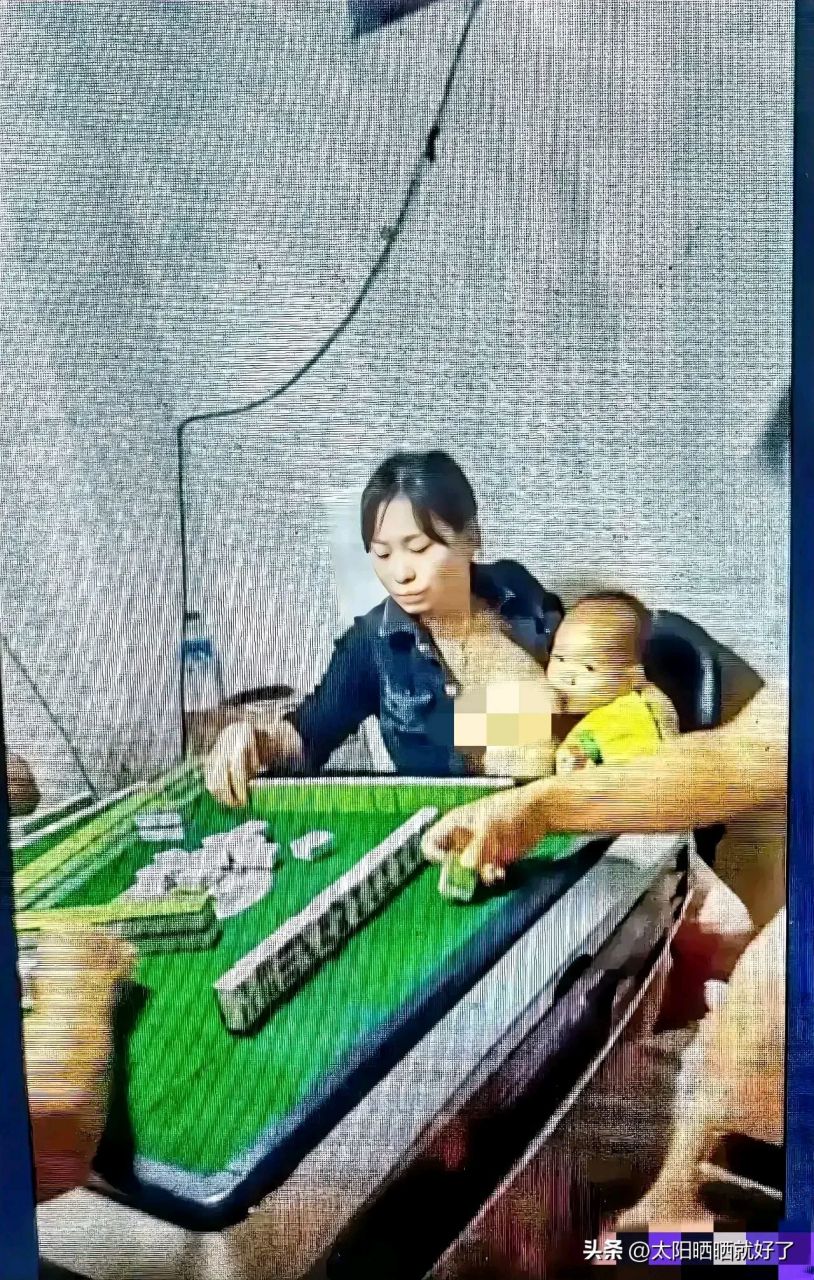 就这样袒胸露乳的奶孩子了,旁边还有那么多人,那么多男人们在看着 ..