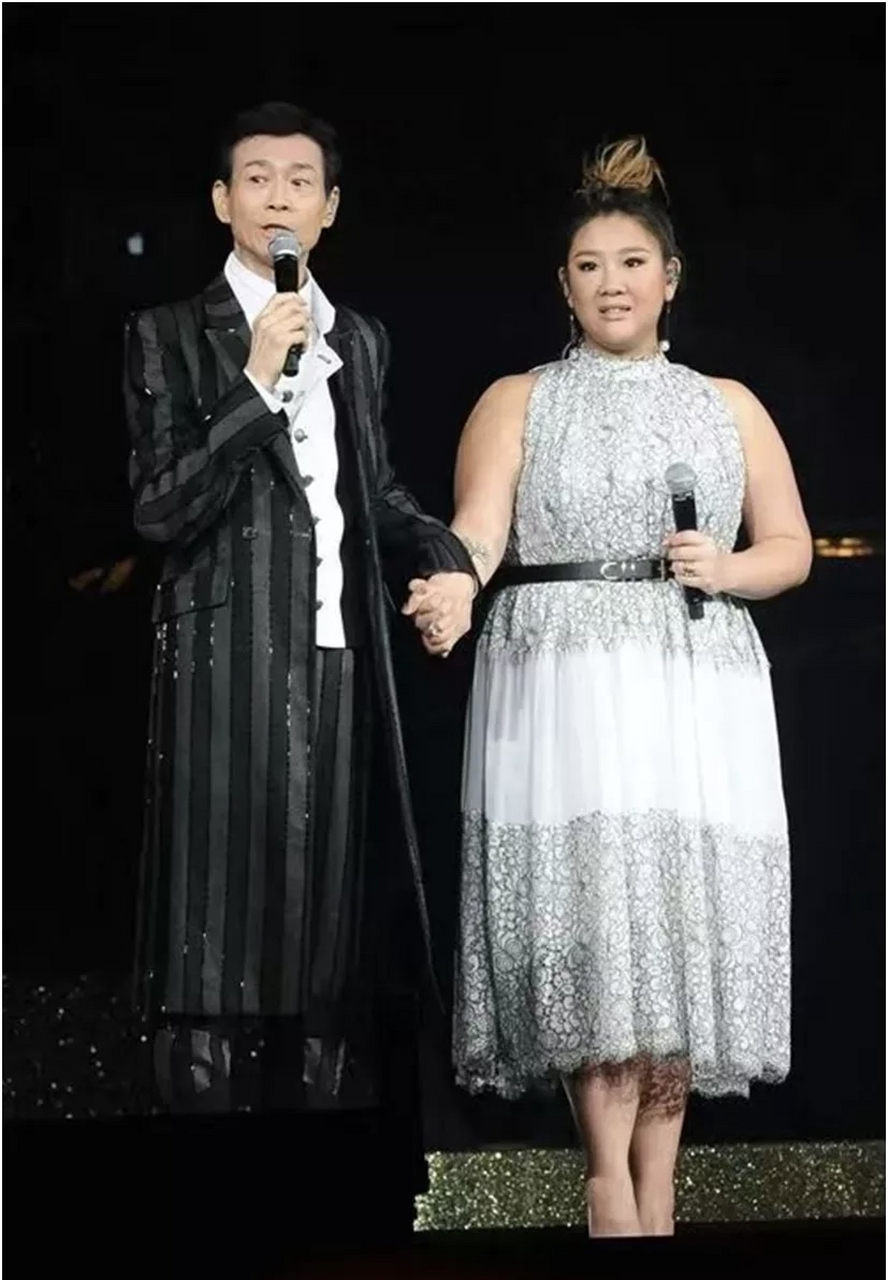 郑少秋携大女儿郑欣宜同台亮相!76岁的他穿西装气质儒雅!