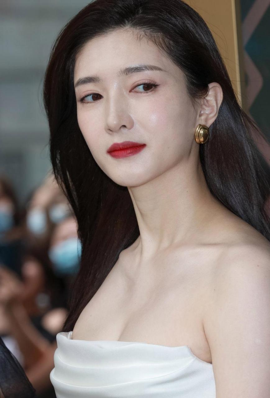 江疏影是一位华语女演员和时尚偶像,她近期穿着一件白色长裙出席活动