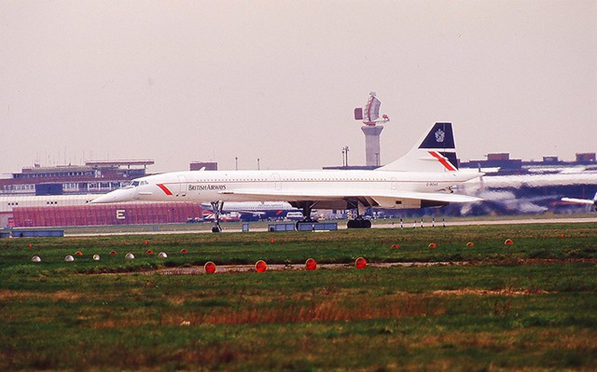 80年代希斯罗国际机场,一架协和超音速客机准备起飞
