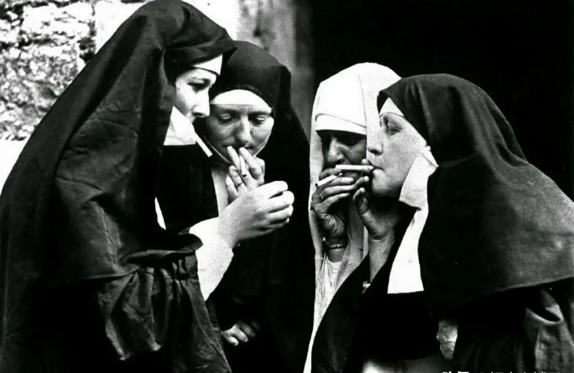 聚在一起抽烟的修女,摄于20世纪60年代