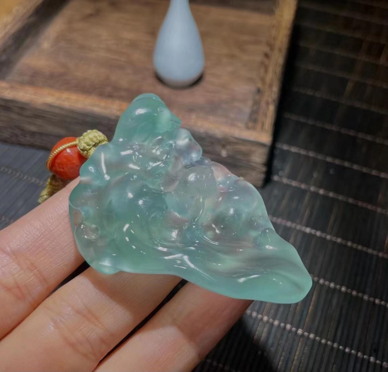 玉雕精品吊坠,随形海豚,料子细胶感足,带淡淡的晴绿底,上身效果非常