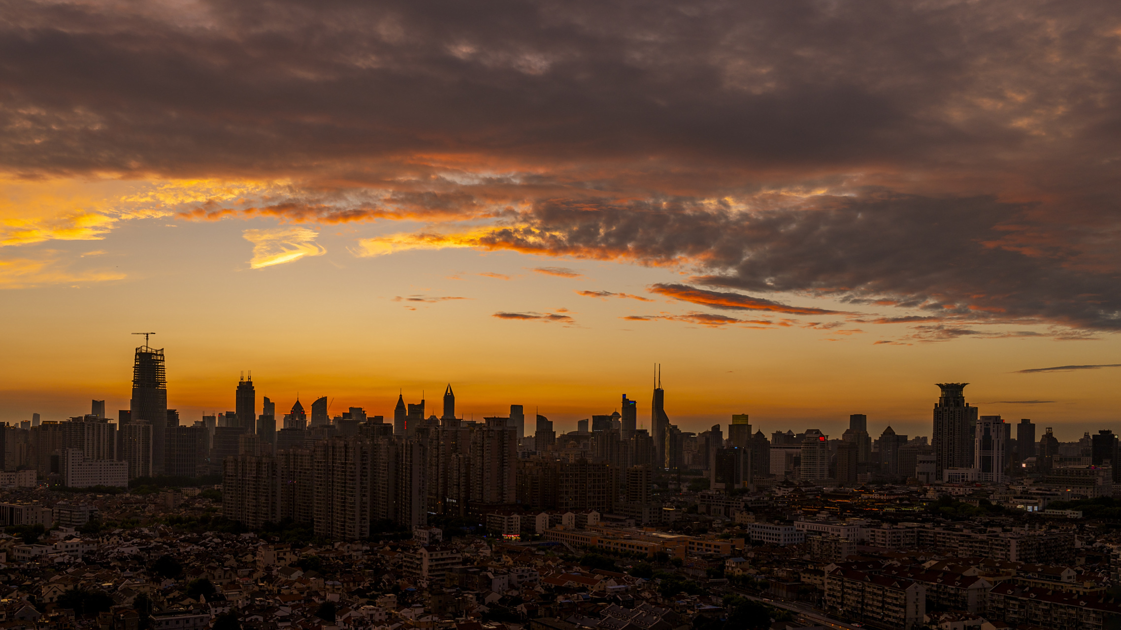 傍晚的城市街景