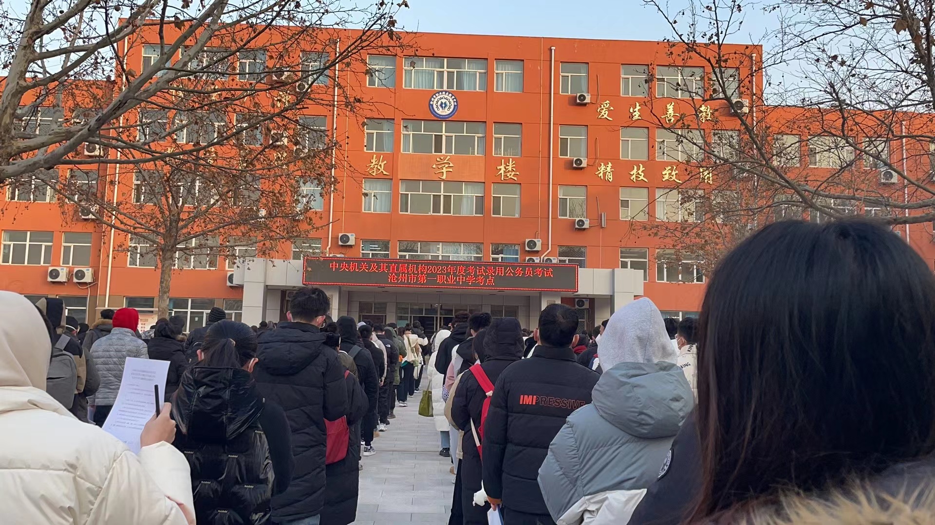 上午考完一场就在群里向爸爸妈妈诉苦了