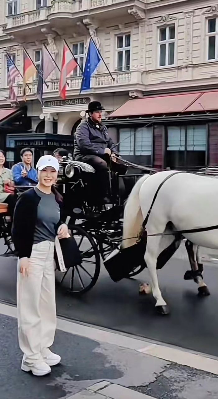 任静穿千元衣身材丰腴,退休四处旅游太潇洒