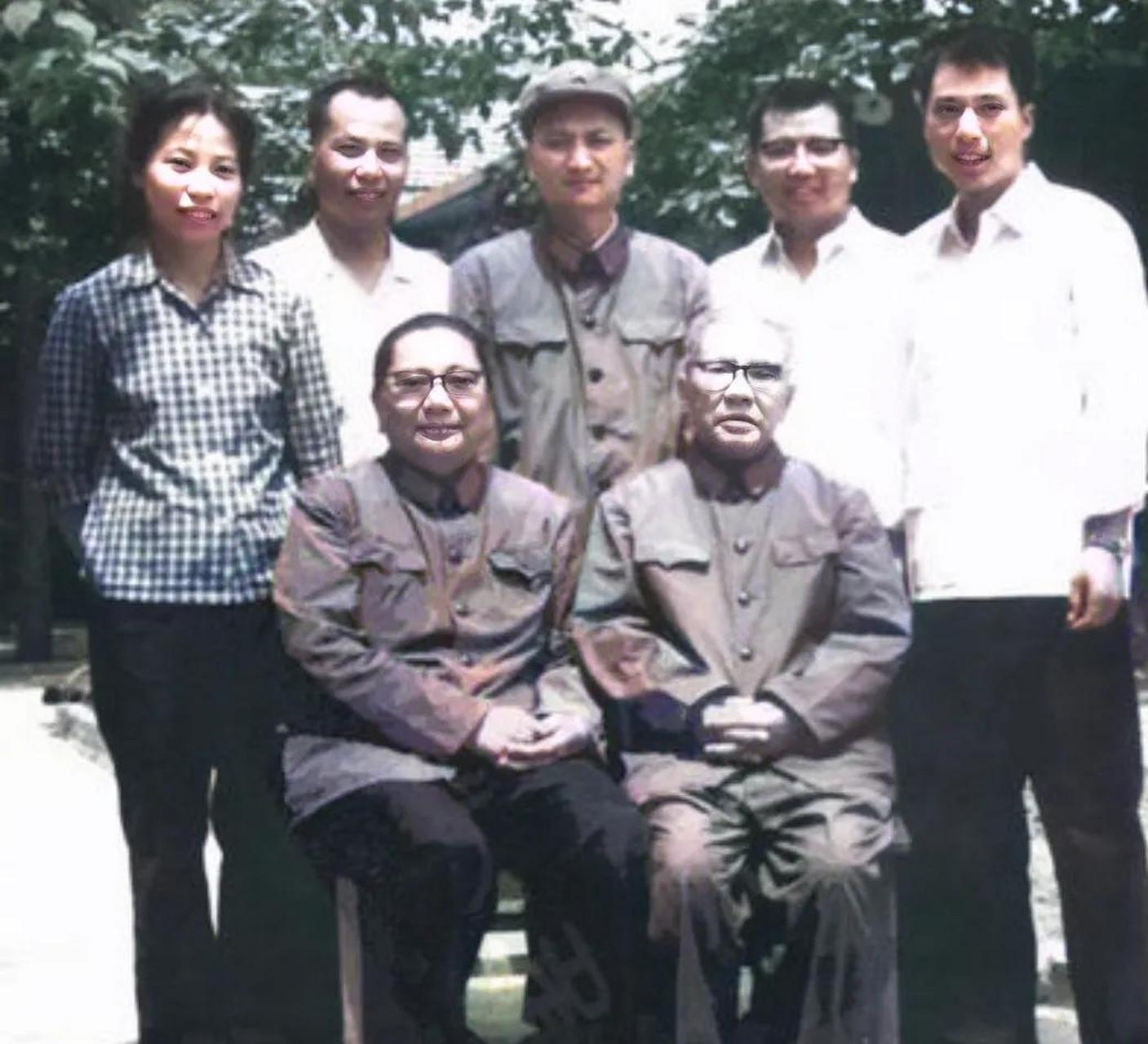 60年代,朱良才和子女,一张罕见的合影,朱良才被称为"军之良才",他是