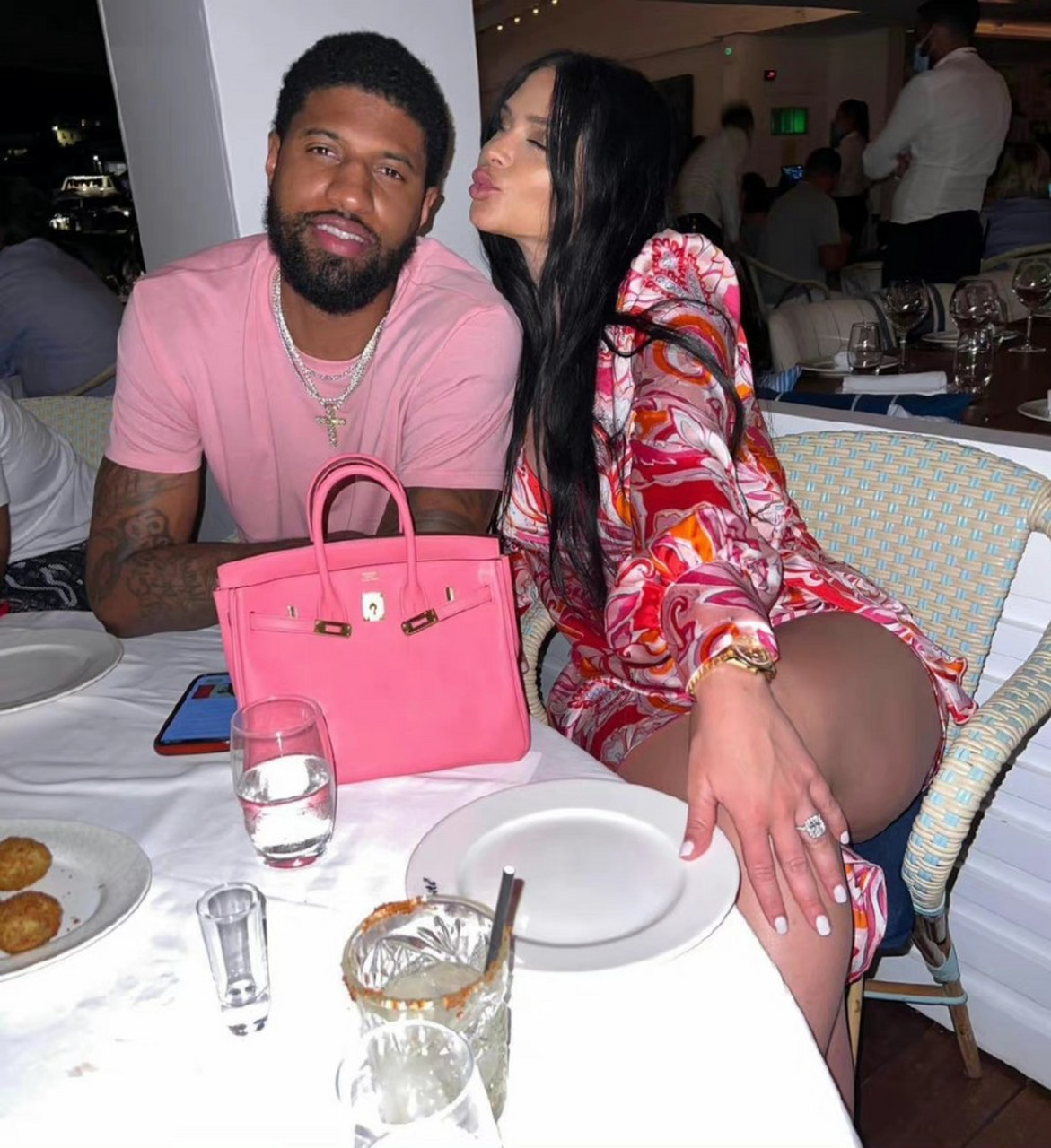 nba洛杉矶快船队球员保罗·乔治和妻子.