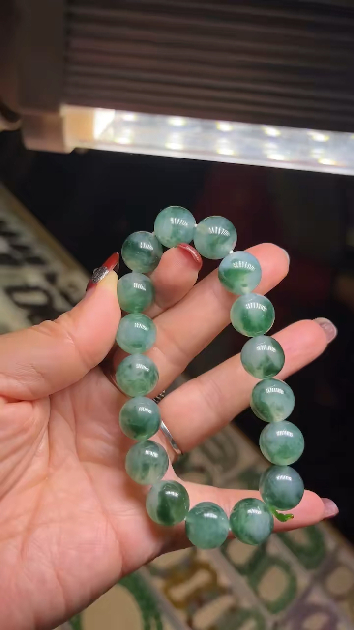 冰飘绿花翡翠手串