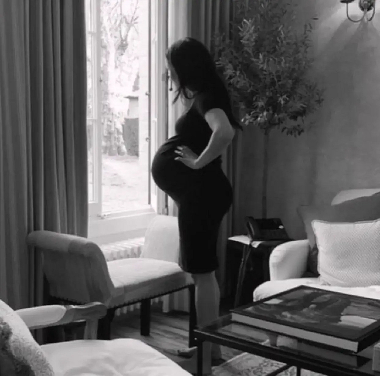 梅根分享了一张孕期的火辣身材照,照片中的公爵夫人挺着硕大的肚子