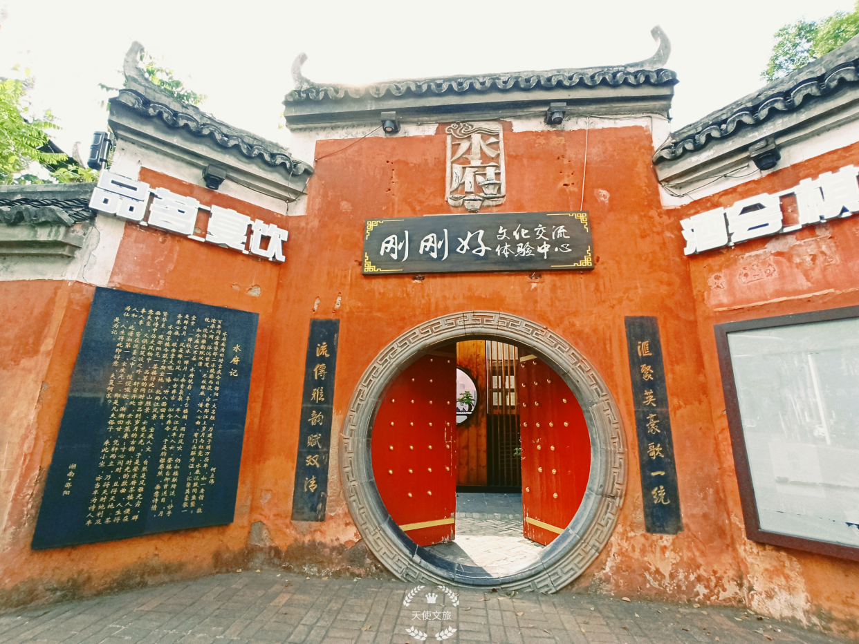 邵阳始建于明朝的水府庙,现仅剩戏楼,古景"龙桥铁犀"也迁至此