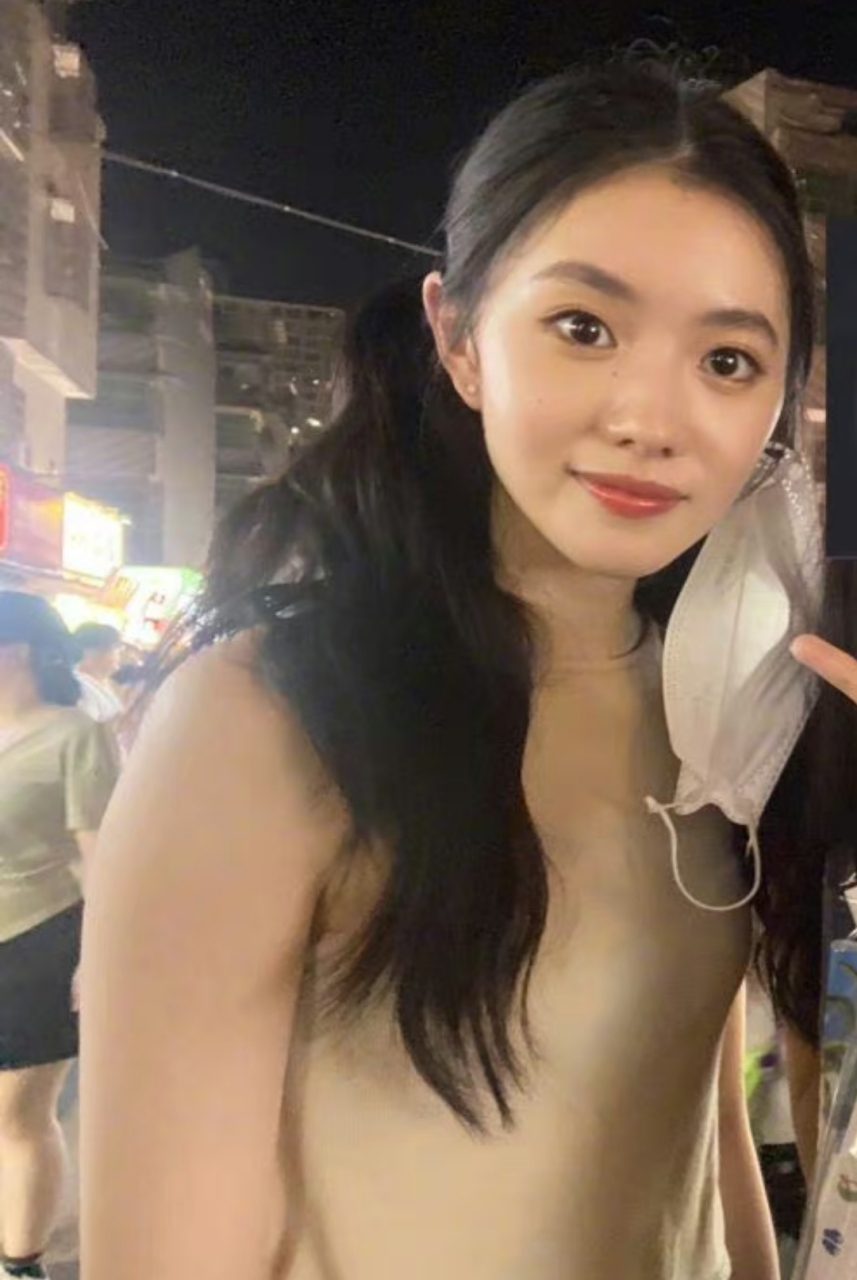 刘浩存逛街被粉丝偶遇,合影摘掉口罩很有礼貌,她的眼睛很圆,脸型轮廓