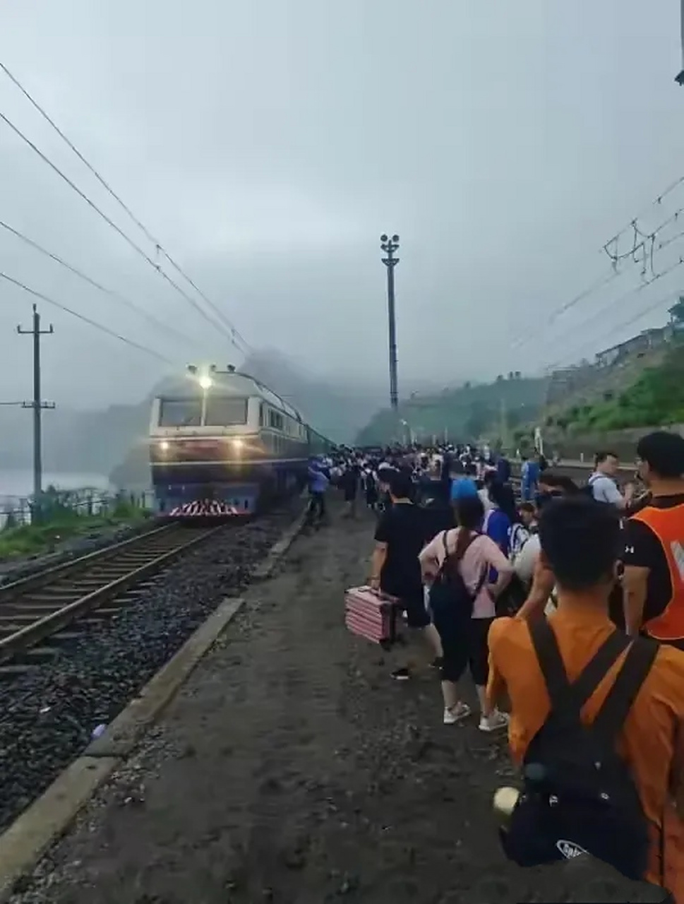 因强降雨被困于门头沟落坡岭的k396次列车第一批旅客已经安全抵达北京