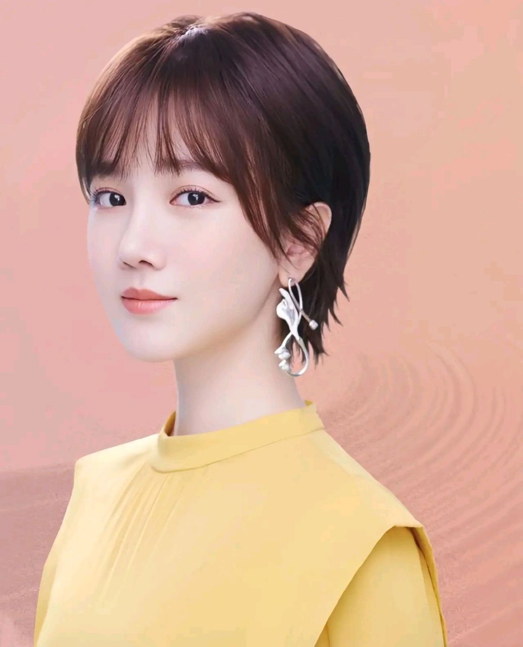 照片中,陈小纭身穿白色抽绳长袖衫,下搭牛仔裤,简单低调的搭配,把她