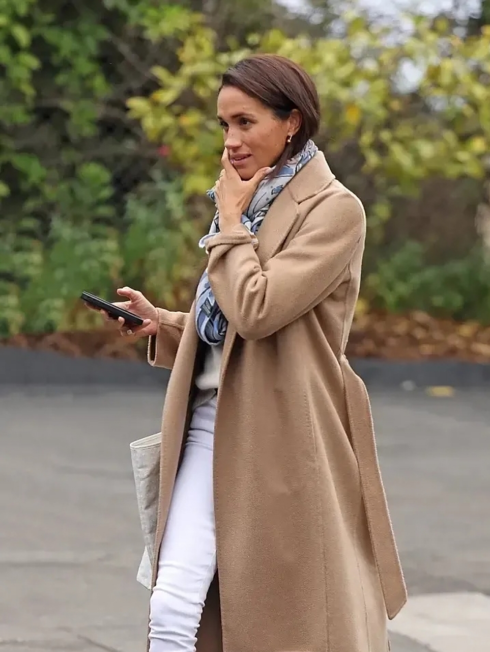 今日,梅根被拍到在天气炎热的夏天穿着价值2万的羊绒大衣外出,不仅