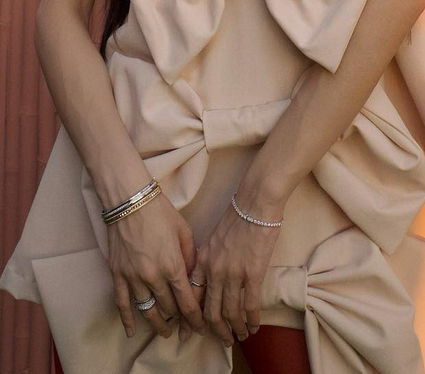 lisa真得好瘦,看到手部特写,手指的血管都能看到,真得太瘦了[惊恐]