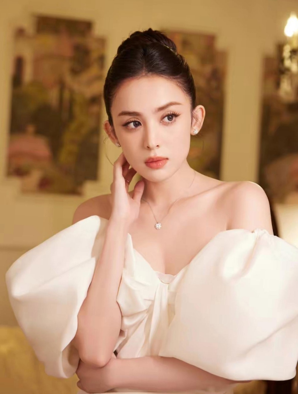 古力娜扎穿着白色抹胸连衣裙,露着精致的锁骨,香肩迷人,流畅的美背