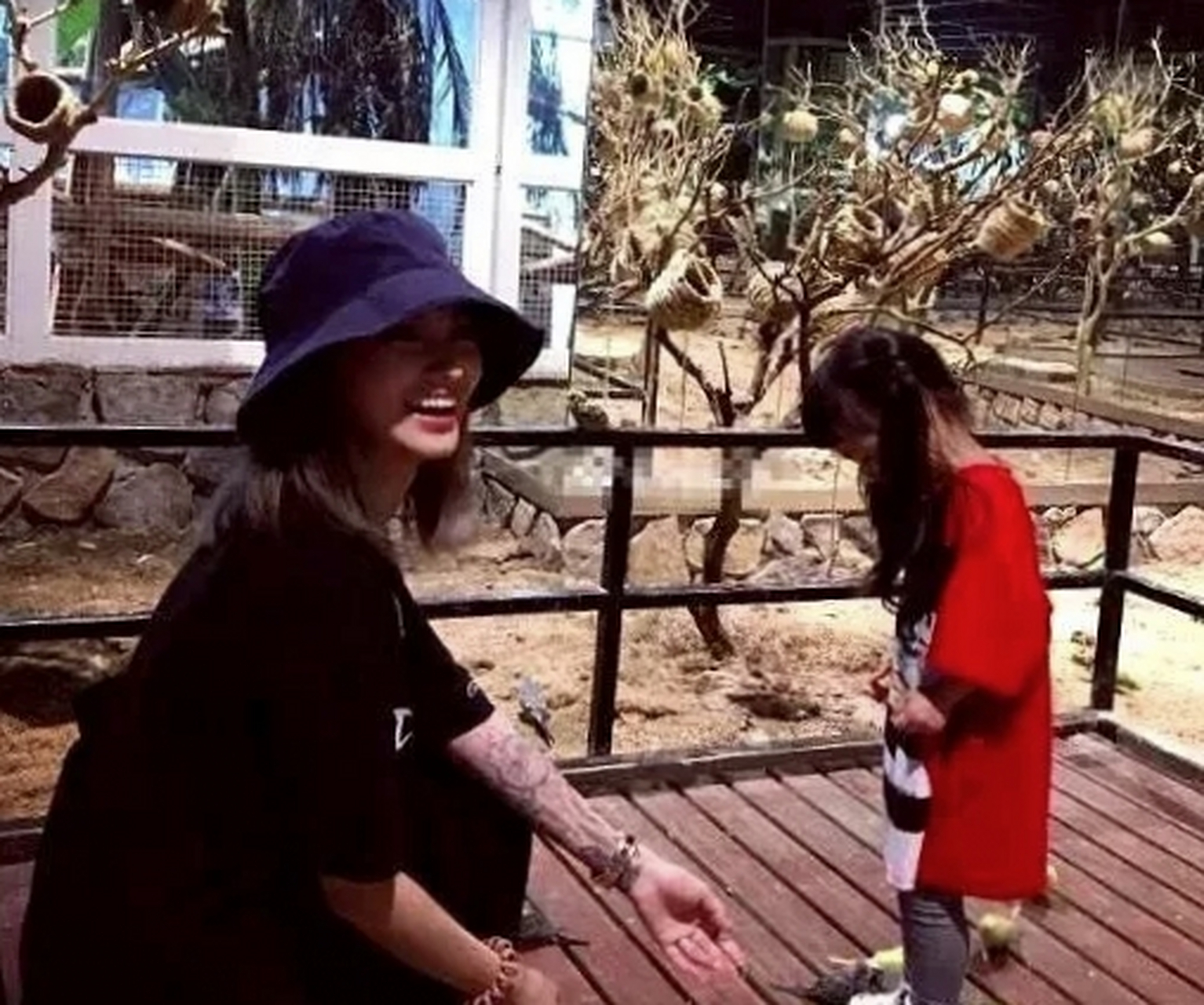 欧弟一家人出游,郑云灿身材完美,尤其是她的筷子腿十分吸睛