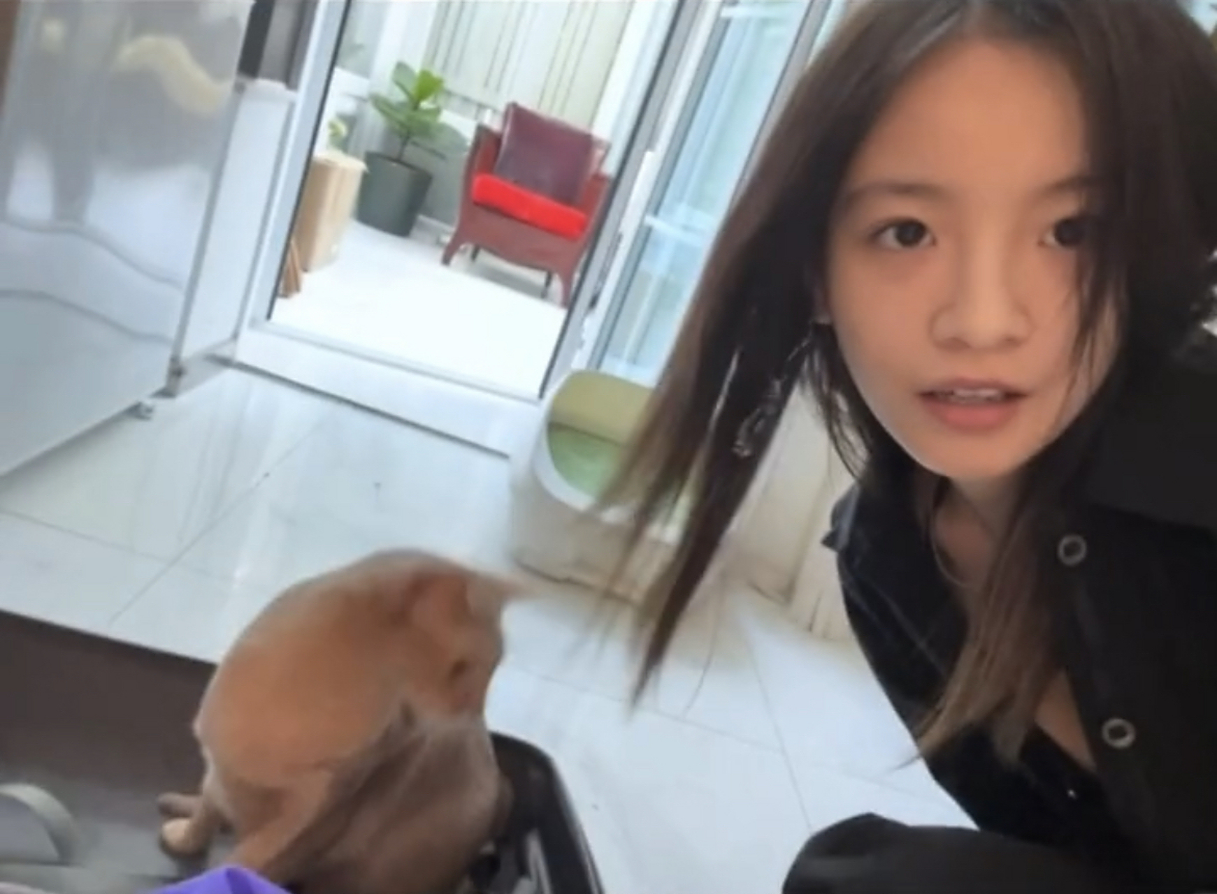 李庚希与好友聚会抽烟